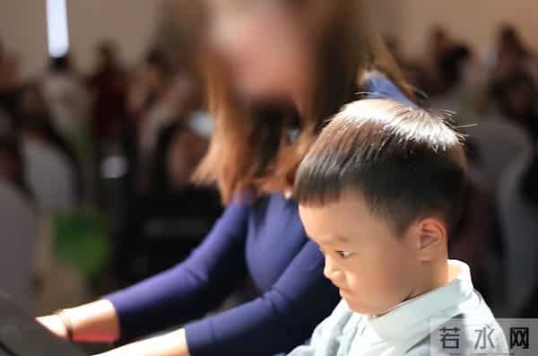 汪涵老婆罕晒儿子，7岁沐沐给妈妈织围巾，游泳获两块奖牌超优秀