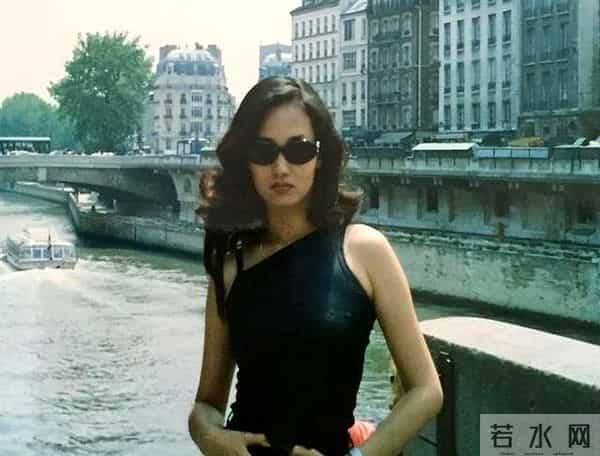 初代国模李颖近况：脸垮肉松长满头白发，穿深V被嘲“为老不尊”