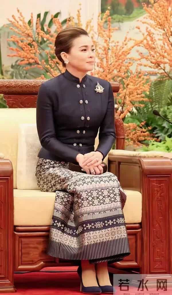 苏后穿衣从土变洋的转变,是这位高人的功劳,礼服穿完还有大用场