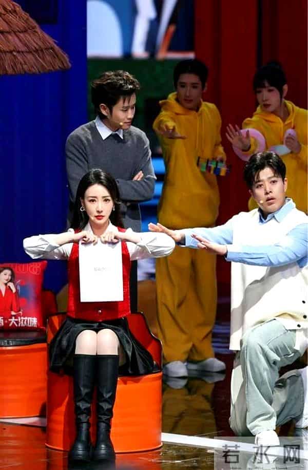 44岁“柳岩”穿全包瑜伽服，一身黑挡不住好身材，一般人真学不来