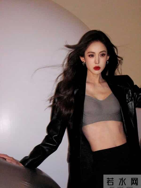 娜扎代言内衣照杀疯了！上围傲人曲线太绝，张翰后悔还来得及吗