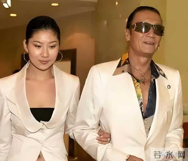 被谢贤养了12年，用青春换来2000万的Coco，已经走上了另一条道路