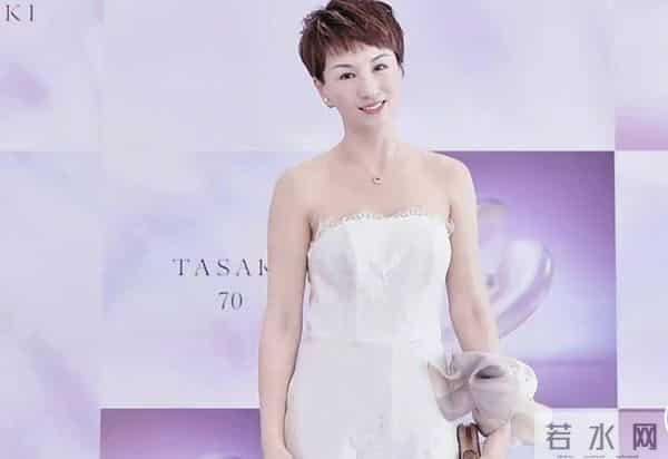 她曾是上海主持人,却在巅峰时决定退隐,如今50多岁她过得如何?