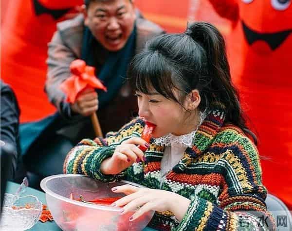 16年后,柳岩被娱乐圈“扒光”的衣服,终于被大鹏一点点穿了回去