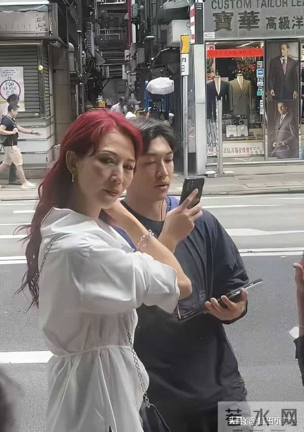 52岁蔡少芬街头拍戏惊现“筋凸脸垮”网友炸锅:怎么老成这样了?