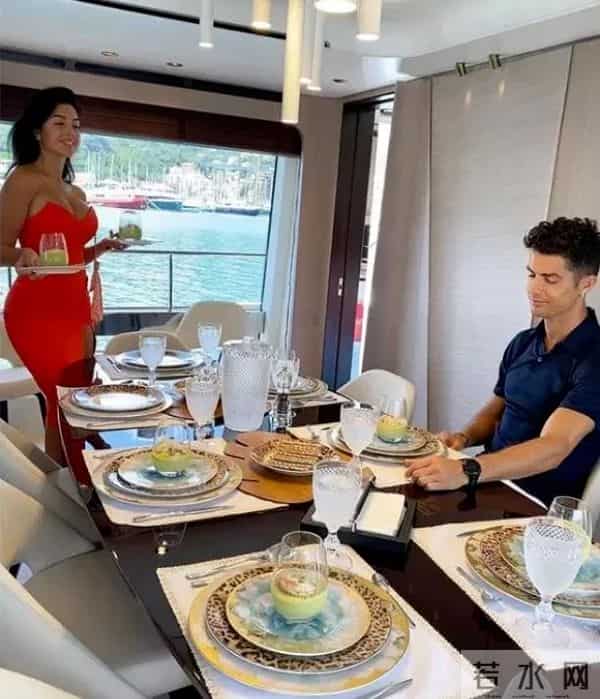 还没结婚就当3个娃后妈，她的恋情价值几亿？