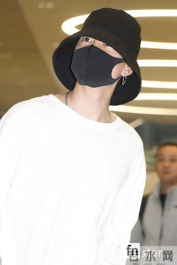 SM家族结束海外公演飞抵韩国 EXO朴灿烈SHINee金基范等口罩遮面显低调