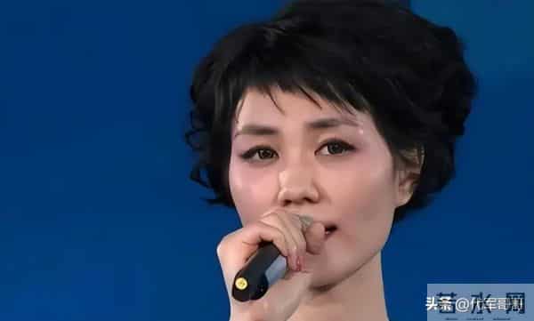 北京那一夜，“跌落神坛”的王菲，让所有人见识了她的江湖地位