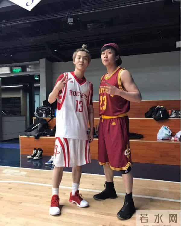 矮个男星虚报身高，穿高跟鞋、踩箱子，跟女明星同框就原形毕露