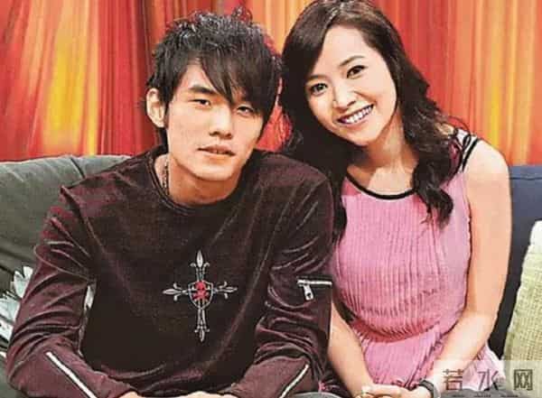 侯佩岑晒一家四口全家福,和老公穿情侣装太般配!配文被赞高情商