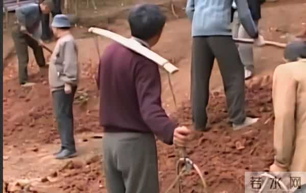 2005年,朱元璋儿子墓内发现6具少女遗骸,开墓门前出现一片白雾