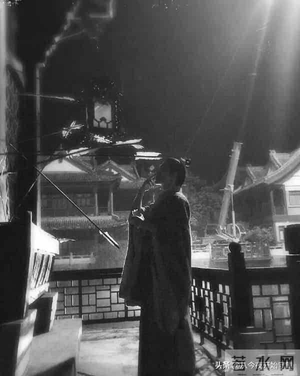 被拍到的明星抽烟大盘点！胡歌邓伦井柏然陈晓在列，还有倪萍！