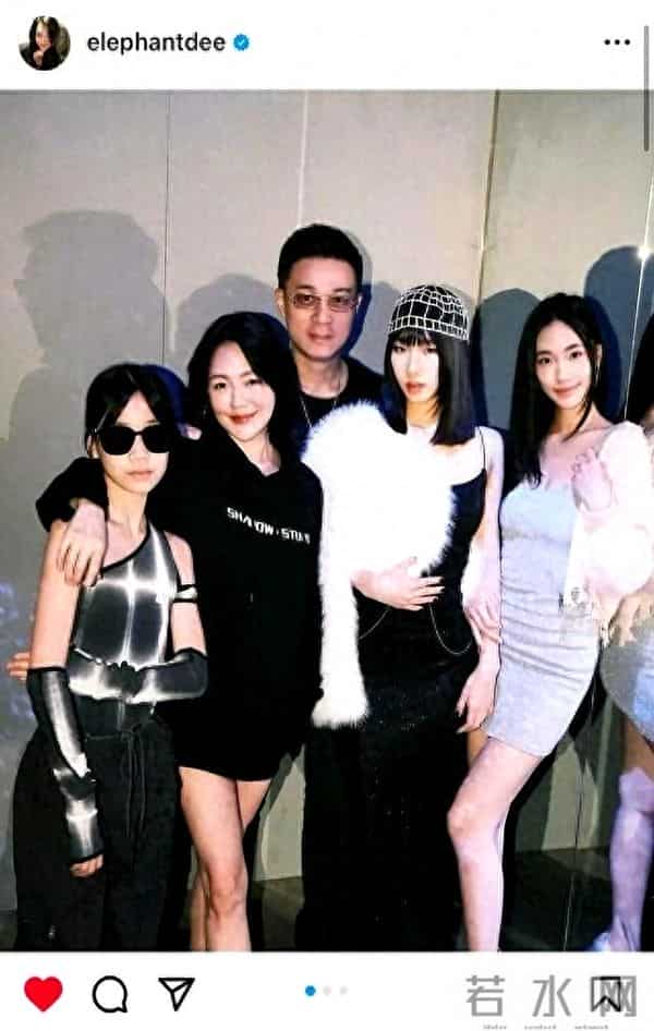 小S坐在老公许雅钧的腿上,全家给二女儿过生日,漂亮婆婆出镜了