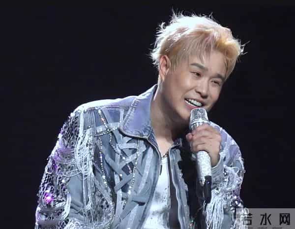 44岁小沈阳现身故宫，没人认识还找三个保镖清道 网友嘲讽：谱真大