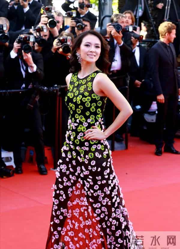 红毯尴尬瞬间：女明星肩带崩断，裙下走光社死现场！