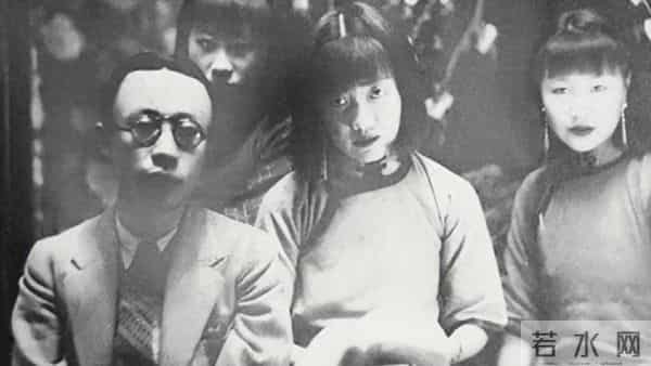 末代皇后婉容：吸食鸦片上瘾，出轨侍卫且生子，死后暴尸荒野