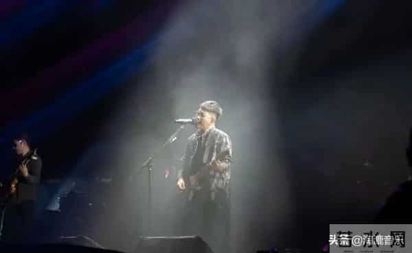 杨坤称他为偶像,幕后打拼8年凭一首歌走红,经历比李荣浩还惨