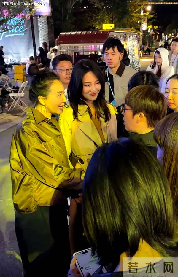 34岁蓝盈莹同框44岁阿朵,温柔婉约VS成熟个性,两人都非常惊艳