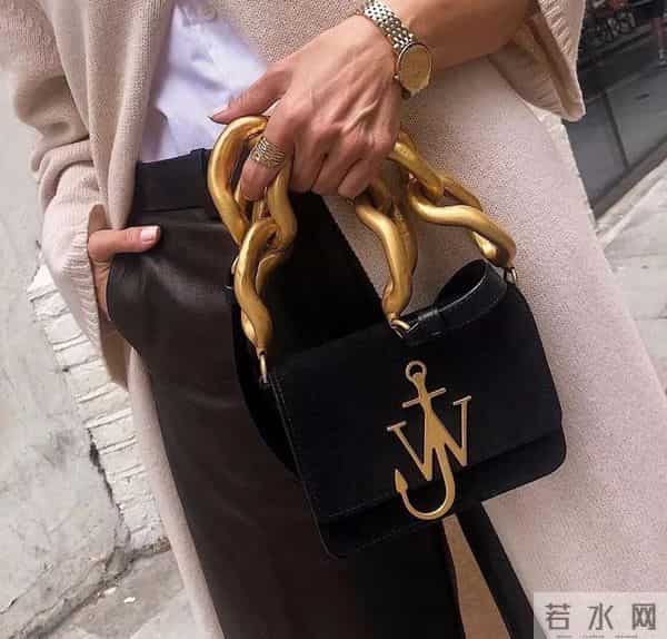 让她们美出天际的包包，居然赢在一根“条”上？