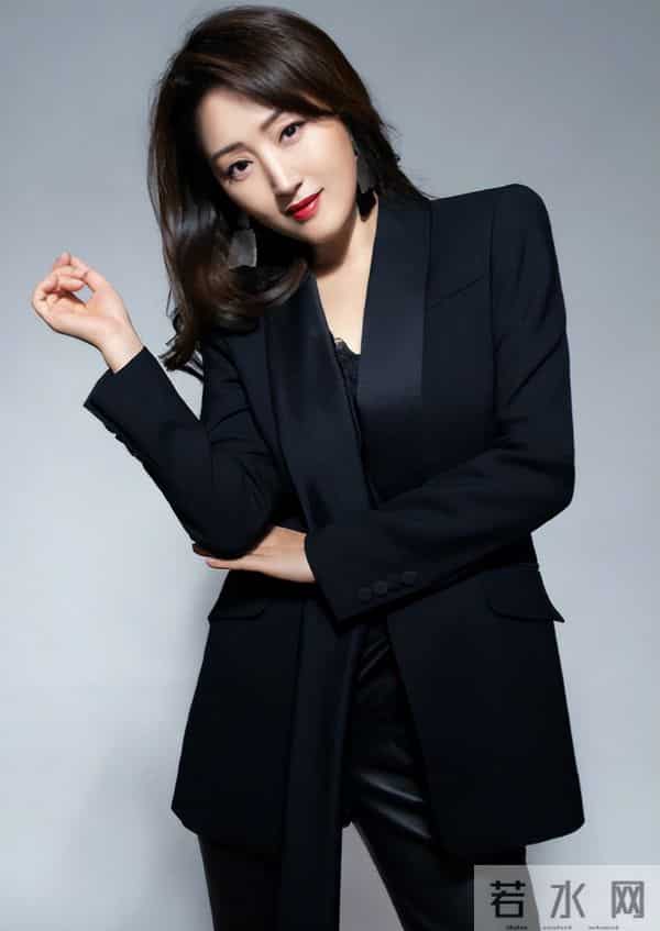 杨钰莹中秋晚会唱哭全场:十年沉寂因远华案,一代人青春醒了