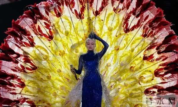 张韶涵演唱会“孔雀开屏”被搞砸!头饰被卡表情无奈,伴舞闯大祸