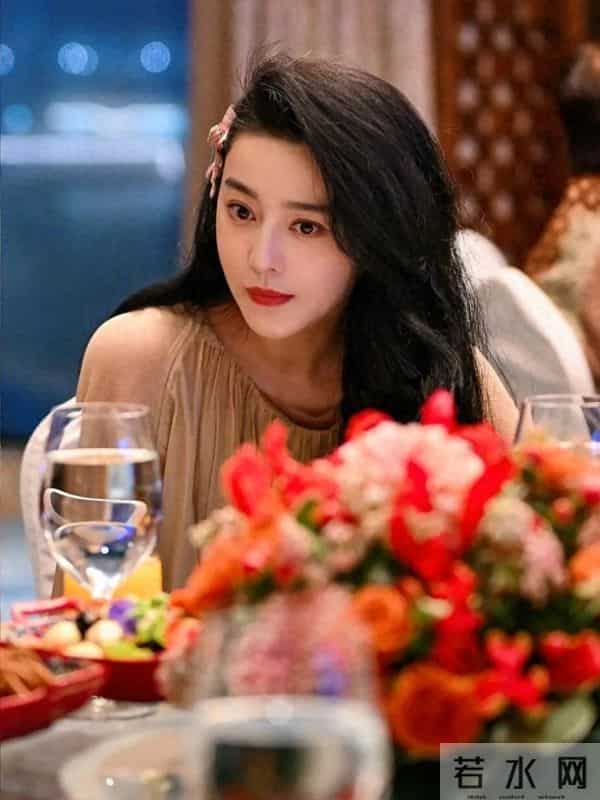 44岁范冰冰马来西亚惊艳亮相！一袭粉裙显贵气，与富豪热聊引猜测