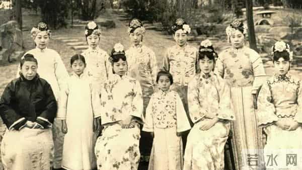 末代皇后婉容：吸食鸦片上瘾，出轨侍卫且生子，死后暴尸荒野