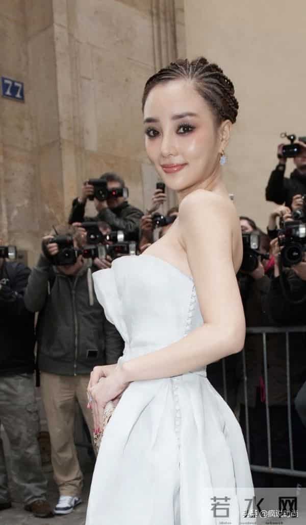 李小璐年轻时可真拼，低胸礼服大秀凹凸感，一头蝎子辫看着都疼！