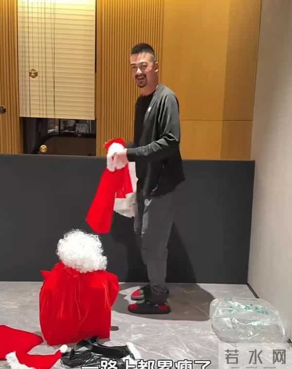 杨子姗晒老公吴中天扮圣诞老人给女儿送礼物，2岁女儿软萌很可爱
