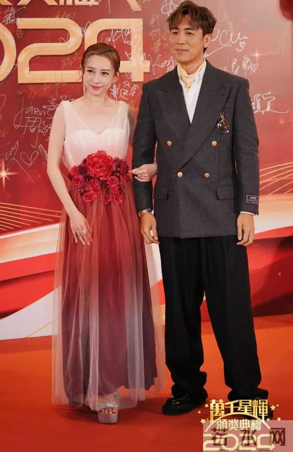 TVB颁奖礼：杨怡紧身礼服抢镜，陈自瑶好美，视后龚嘉欣造型翻车