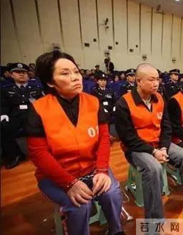 大佬弟媳成重庆女老大：为祸一方18年，包养16个情人风花雪月