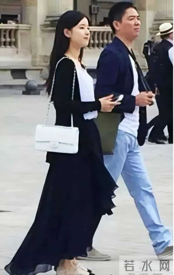 合影被裁？奶茶妹妹的千亿名媛晋级路还有多长？