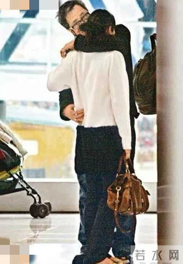 香港一慈善晚宴众星云集！何超琼与同性密友同台，叶童夫妇罕合体