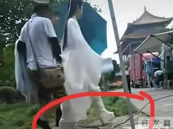 矮个男星虚报身高，穿高跟鞋、踩箱子，跟女明星同框就原形毕露