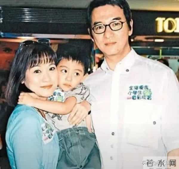 郭靖师傅~斑斑,主持过央视春晚,前夫惠天赐,姐姐森森