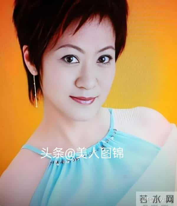 郭靖师傅~斑斑,主持过央视春晚,前夫惠天赐,姐姐森森