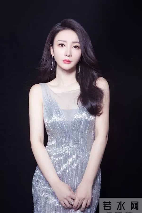 柳岩大胆挑战真空透视裙,看到她转身那刻,网友:这身材犯规了!