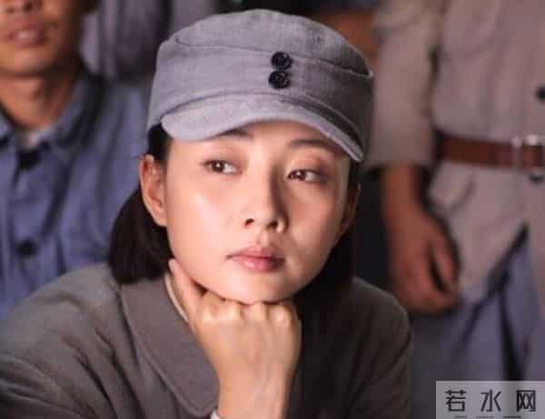 殷桃的坎坷情史：深陷包养门的同时，还被搅进两男三女的爱恨纠葛