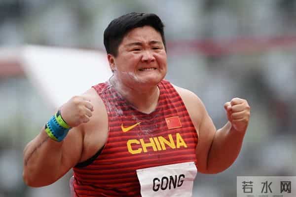 央视记者采访巩立姣，逼问隐私惹争议，被网友扒出“黑料”一箩筐