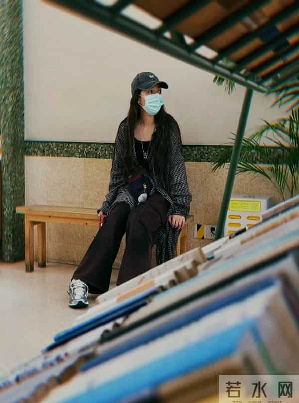 郭碧婷在家自拍曝光内景！面积小装修简单显拥挤，41岁长不少白发