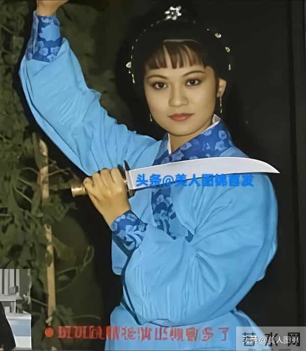 郭靖师傅~斑斑,主持过央视春晚,前夫惠天赐,姐姐森森