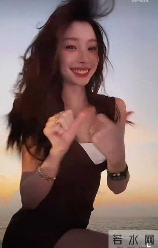 网友真仔细！胡彦斌易梦玲海边热吻，被发现手放女方隐私部位拍照