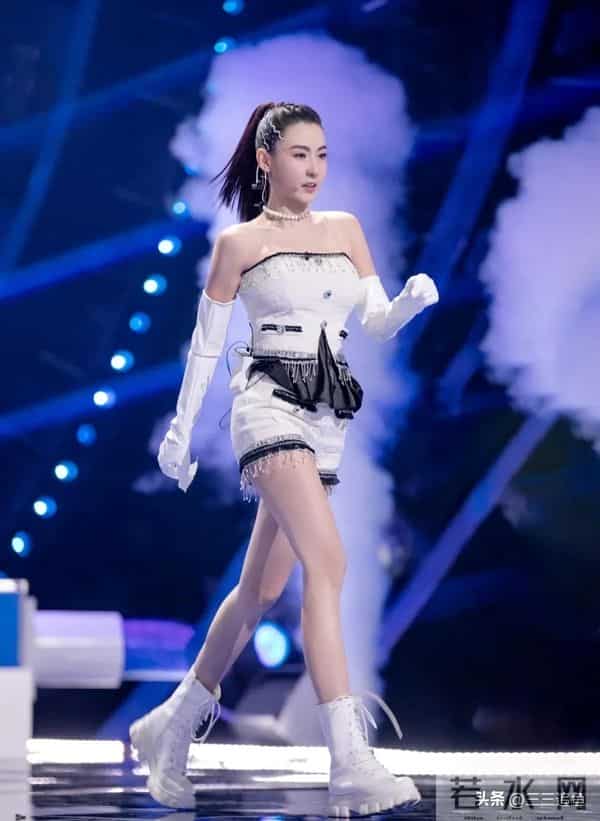 2010年，张柏芝挺着大孕肚，四肢纤细胖到180斤，依旧美的不像话