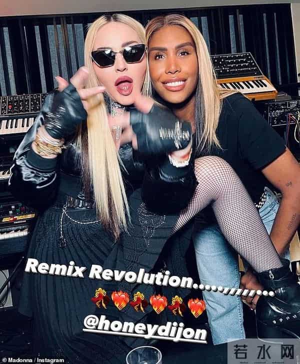 63岁麦当娜穿渔网装，搂变性人合影显脸小，录音棚里玩性感