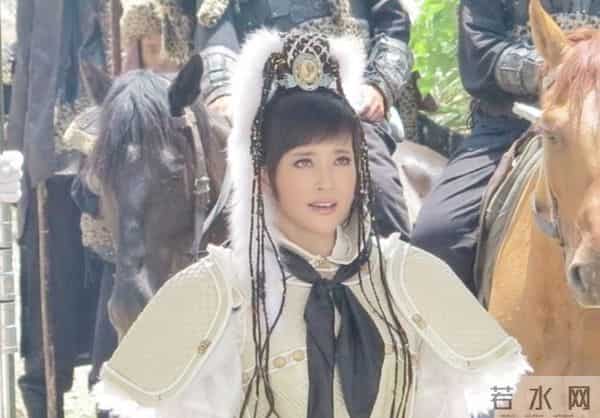 40岁不愿演妈、70岁扮少女、整容、硬凹性感…她们的不服老真尴尬