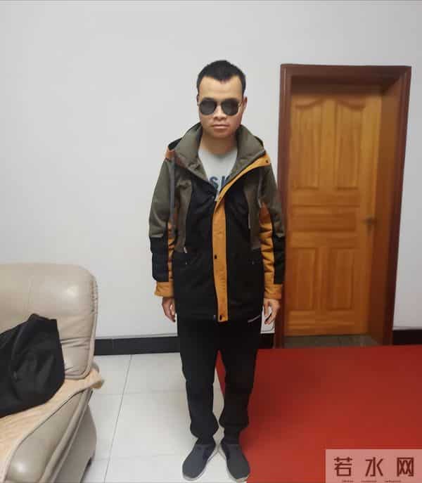 我,盲人按摩师,手指不灵活,21岁还不会用筷子,想转行当主持人