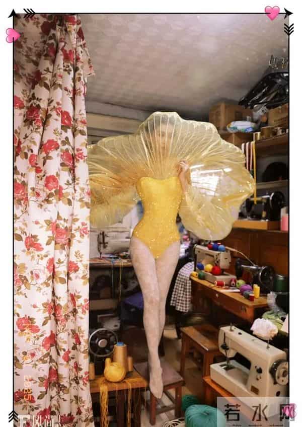 Angelababy和闺蜜现身上海街头被偶遇，baby打扮时髦，少女感