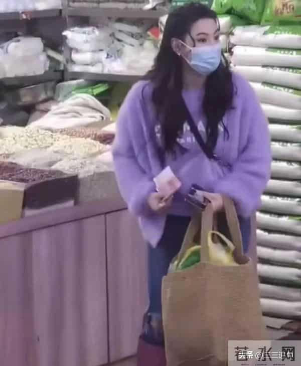 2010年，张柏芝挺着大孕肚，四肢纤细胖到180斤，依旧美的不像话