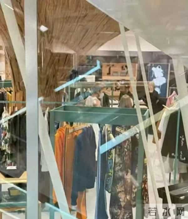 恋情再添实锤,吴克群王心凌外出用餐被偶遇,还扒出多个情侣同款_0