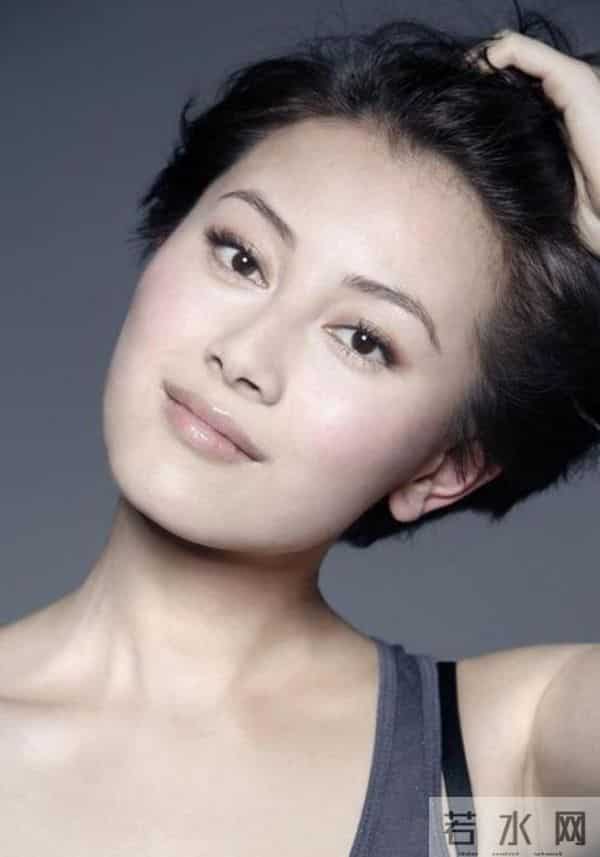 香港知名女星深谙流量密码,疑要进军内地,因售卖大尺度照引争议